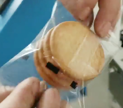 全自動(dòng)包裝機(jī)包裝餅干作業(yè)現(xiàn)場(chǎng)